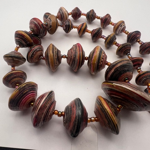 Bead for Life graduated Paper Beads with colored seal pearls Made in Uganda - Picture 3 of 16